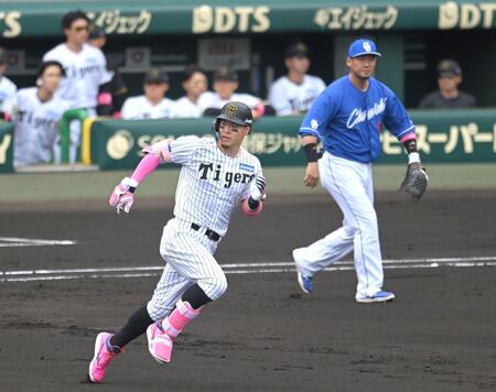 　１回、先制打を放ち二塁へ向かう佐藤輝（撮影・飯室逸平）