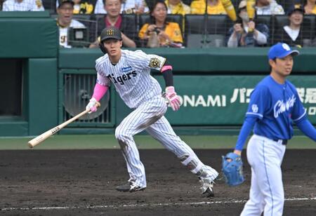 　４回、左前打を放つ小幡（撮影・飯室逸平）