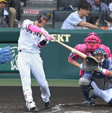 　２回、右前打を放つ小幡（撮影・飯室逸平）