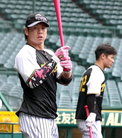 阪神・梅野 母の日に「マザーズピンク」ネックレス着用 バレー・石川祐希、フィギュア・宇野昌磨らとも契約