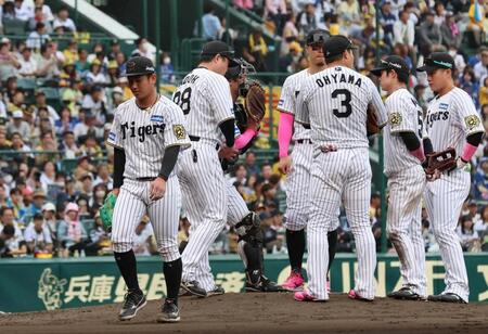 　６回途中、交代を告げられてマウンドを降りる伊原（左端）＝撮影・北村雅宏