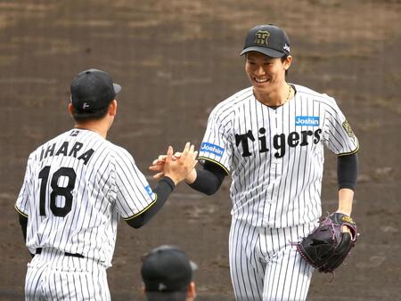 　６回、湯浅は満塁のピンチを高橋周を打ち取り笑顔でベンチに戻る（左は伊原）＝撮影・山口登