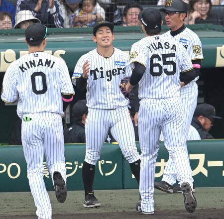 　６回、湯浅（６５）を迎える伊原（撮影・飯室逸平）