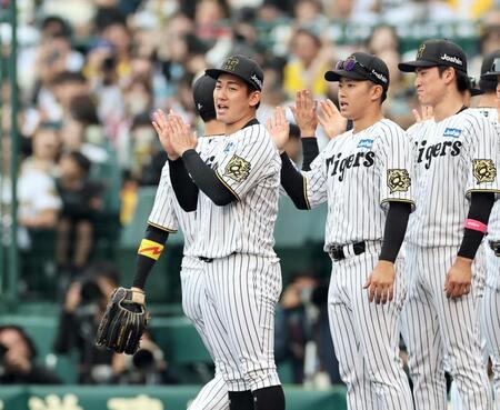 　２勝目を挙げた伊原はナインを出迎える（撮影・田中太一）