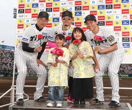 　お立ち台で子どもとポーズを決める（左から）岩崎、佐藤輝、湯浅（撮影・北村雅宏）