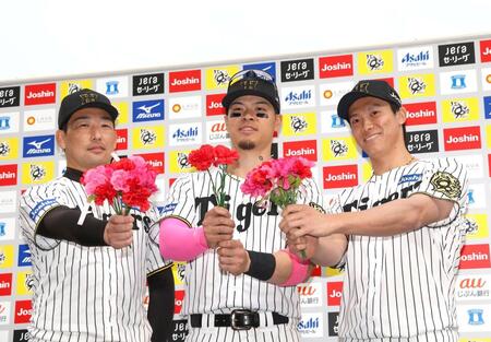 　お立ち台でポーズを決める（左から）岩崎、佐藤輝、湯浅（撮影・北村雅宏）