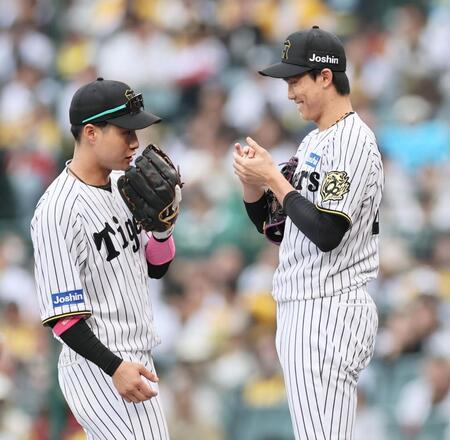 　６回、ピンチを迎えた湯浅は木浪から声をかけられ笑顔を見せる（撮影・田中太一）