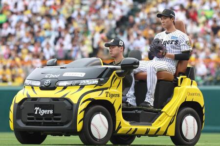　６回途中から登板するマウンドへ向かう湯浅（撮影・北村雅宏）