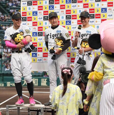 　お立ち台で子どもからの質問に答える（左から）佐藤輝、岩崎、湯浅（撮影・北村雅宏）