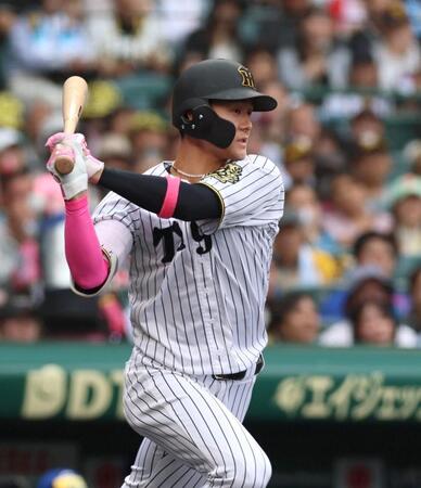 　２回、右前打を放つ小幡（撮影・北村雅宏）