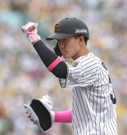 　２回、右前打を放ち、拳を握る小幡（撮影・北村雅宏）