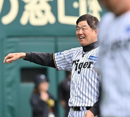 　ソフトバンクに勝利し笑顔を見せる平田２軍監督（撮影・西田忠信）