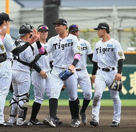 　ソフトバンクに勝利し笑顔を見せる井上（中央）＝撮影・西田忠信