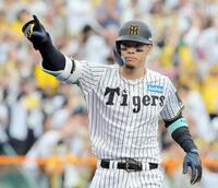 　６回、適時二塁打を放ちポーズをとる佐藤輝