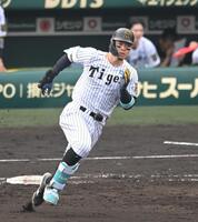 　６回、適時打を放ち二塁へ向かう佐藤輝（撮影・飯室逸平）