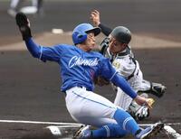 　１回、本塁を狙うも、タッチアウトとなる二走岡林。捕手坂本（撮影・北村雅宏）
