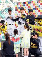 　お立ち台で子どもたちの質問に答える（左から）森下、佐藤輝、村上（撮影・山口登）