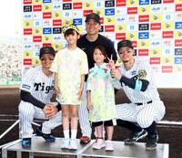 　笑顔で写真に納まる（左から）森下、村上、佐藤輝（撮影・山口登）