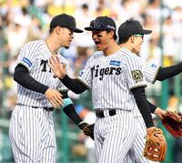 　中日に勝利し、タッチする佐藤輝（左）と森下（撮影・山口登）