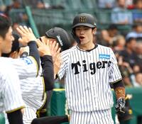 　１回、生還しナインに迎えられる中野（撮影・山口登）