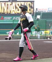 　ピンクの装いで打撃練習に向かう森下（撮影・北村雅宏）