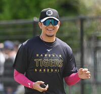 　ピンクのアイテムを着用し練習する岩貞（撮影・西田忠信）