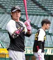 　打撃練習する（左から）梅野、坂本（撮影・北村雅宏）