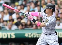 　１回、先制適時打を放つ佐藤輝（撮影・田中太一）