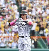 　１回、先制となる適時二塁打を放ち、ポーズを決める佐藤輝（撮影・北村雅宏）