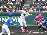 　１回、先制二塁打を放つ佐藤輝（撮影・飯室逸平）