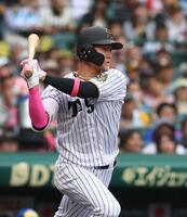 　２回、右前打を放つ小幡（撮影・北村雅宏）