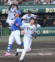 　６回、２死満塁のピンチをしのいだ湯浅（撮影・飯室逸平）