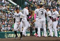 　６回途中、交代を告げられてマウンドを降りる伊原（左端）＝撮影・北村雅宏