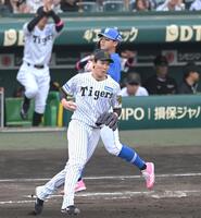 　６回、２死満塁のピンチをしのいだ湯浅（撮影・飯室逸平）