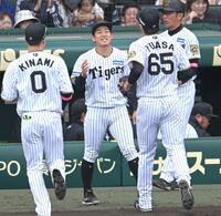 　６回、湯浅（６５）を迎える伊原（撮影・飯室逸平）