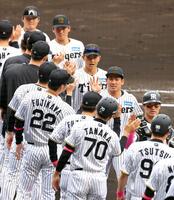 　２勝目を飾った伊原（中央右）は藤川監督らといタッチする（撮影・山口登）