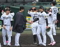 　最後を締め、湯浅と握手を交わす岩崎（撮影・飯室逸平）