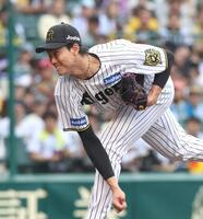 　６回途中から登板する湯浅（撮影・北村雅宏）