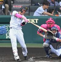 　２回、右前打を放つ小幡（撮影・飯室逸平）