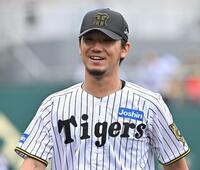 　５回を投げ終え笑顔でベンチに戻る伊藤将（撮影・西田忠信）