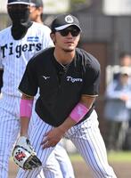 　ピンクのアイテムを着用して練習する伊藤将（撮影・西田忠信）