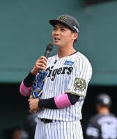 　試合後にスピーチする井上（撮影・西田忠信）