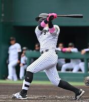 １回１死一、三塁、適時打を放つ阪神・井上広大＝日鉄鋼板ＳＧＬスタジアム尼崎（撮影・西田忠信）