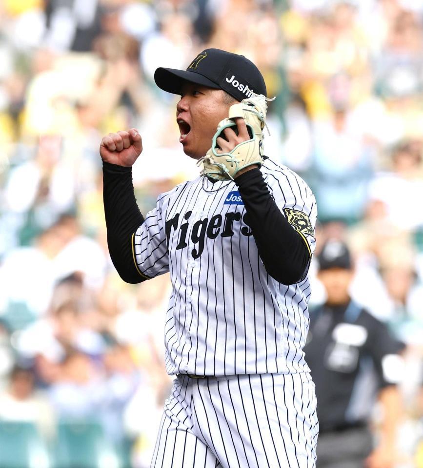 　完封勝利を飾りガッツポーズを決める村上（撮影・山口登）