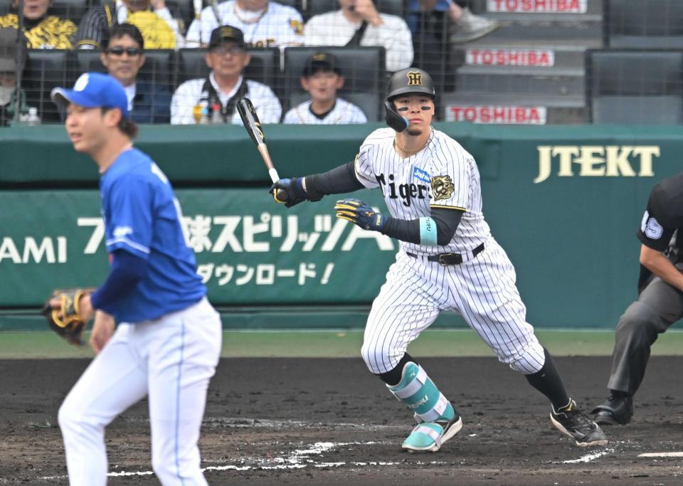 　６回、適時打二塁打を放つ佐藤輝（撮影・飯室逸平）