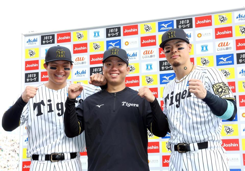 　お立ち台でポーズを決める（左から）森下、村上、佐藤輝（撮影・山口登）