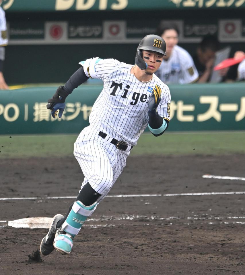 　６回、適時打を放ち二塁へ向かう佐藤輝（撮影・飯室逸平）