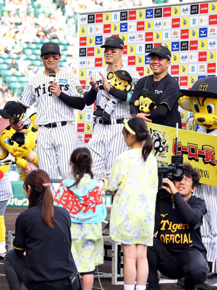 　お立ち台で子どもたちの質問に答える（左から）森下、佐藤輝、村上（撮影・山口登）