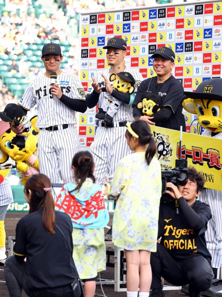 　お立ち台で子どもたちの質問に答える（左から）森下、佐藤輝、村上（撮影・山口登）