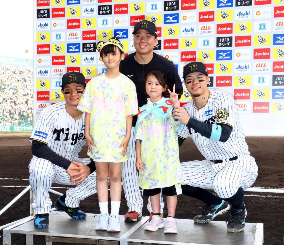 　笑顔で写真に納まる（左から）森下、村上、佐藤輝（撮影・山口登）